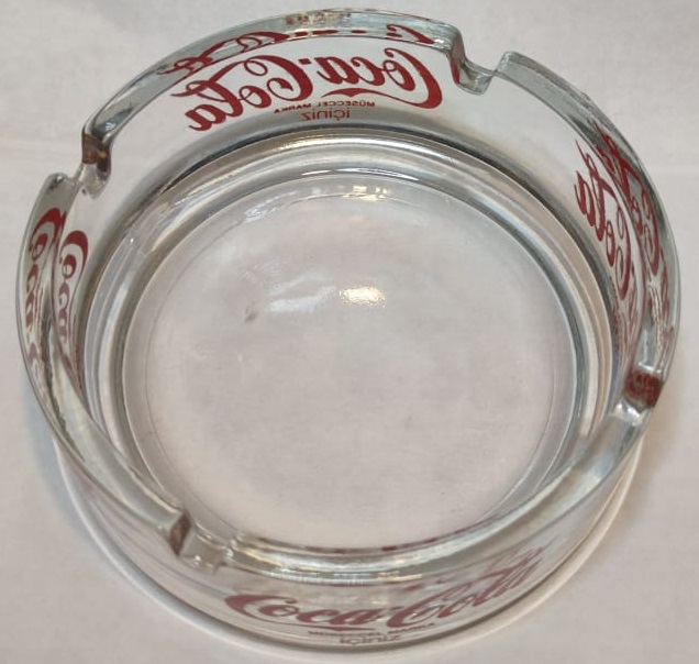 1990 COCA COLA KÜL TABLASI BEYAZ CAM ÜZERİNE KIRMIZI YAZILI YUVARLAK FORMDA SIGARA TABLASI 