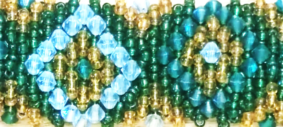 HAPISHANE İŞİ BONCUK EL  İŞİ GELİN KEMERİ YILAN ŞEKLİNDE TASARLANMIŞ YEŞİL TONDA  BEYAZ  VE SARI RENKDE RENKLİ BONCUKLARLA İŞLENMİŞ 