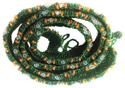 HAPISHANE İŞİ BONCUK EL  İŞİ GELİN KEMERİ YILAN ŞEKLİNDE TASARLANMIŞ YEŞİL TONDA  BEYAZ  VE SARI RENKDE RENKLİ BONCUKLARLA İŞLENMİŞ 