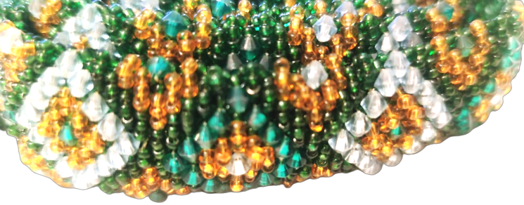 HAPISHANE İŞİ BONCUK EL  İŞİ GELİN KEMERİ YILAN ŞEKLİNDE TASARLANMIŞ YEŞİL TONDA  BEYAZ  VE SARI RENKDE RENKLİ BONCUKLARLA İŞLENMİŞ 