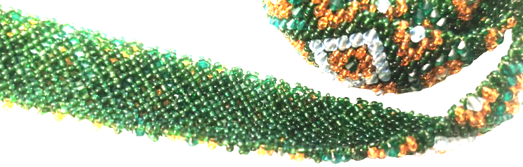 HAPISHANE İŞİ BONCUK EL  İŞİ GELİN KEMERİ YILAN ŞEKLİNDE TASARLANMIŞ YEŞİL TONDA  BEYAZ  VE SARI RENKDE RENKLİ BONCUKLARLA İŞLENMİŞ 