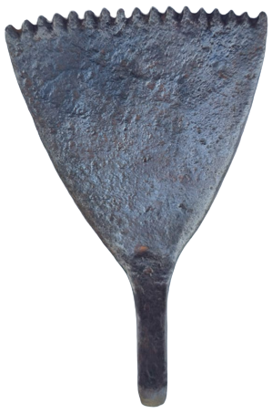 OSMANLI SICAK DÖGME DEMİR EL YAPIM KİRKİT ÜZERİ AGAC KALEM İŞLEMELİ HALI DÖKUMADA SIRALARIN SIKLANMASI İCİN HALIYA VURULAN HALI TARAGI