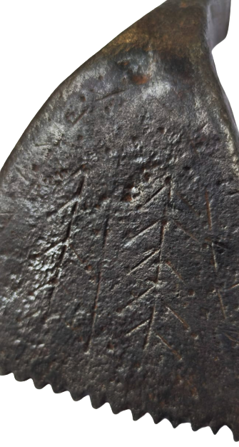 OSMANLI SICAK DÖGME DEMİR EL YAPIM KİRKİT ÜZERİ AGAC KALEM İŞLEMELİ HALI DÖKUMADA SIRALARIN SIKLANMASI İCİN HALIYA VURULAN HALI TARAGI