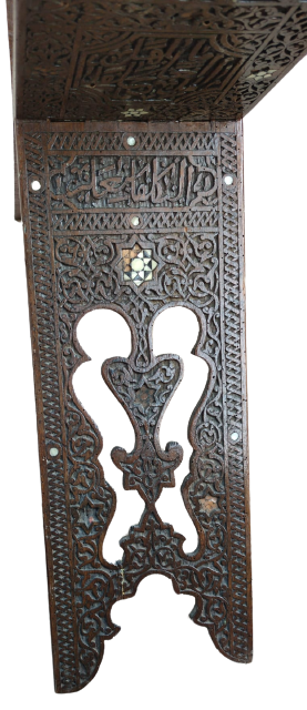 1800 OSMANLI TEK PARCA MASİF USTA İŞİ TAMAMEN TEK PARCA AGACDAN  EL İLE OYULARAK YAPILMIŞ  ÜZERİ AYETLERLE BEZELİ TEKKE İŞİ RAHLE 