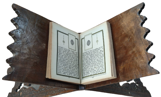 1800 OSMANLI TEK PARCA MASİF USTA İŞİ TAMAMEN TEK PARCA AGACDAN  EL İLE OYULARAK YAPILMIŞ  ÜZERİ AYETLERLE BEZELİ TEKKE İŞİ RAHLE 