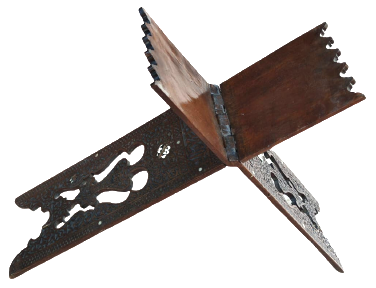 1800 OSMANLI TEK PARCA MASİF USTA İŞİ TAMAMEN TEK PARCA AGACDAN  EL İLE OYULARAK YAPILMIŞ  ÜZERİ AYETLERLE BEZELİ TEKKE İŞİ RAHLE 