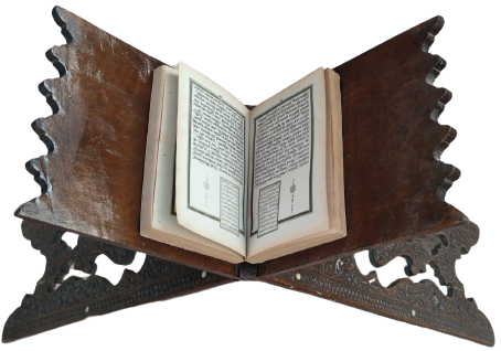 1800 OSMANLI TEK PARCA MASİF USTA İŞİ TAMAMEN TEK PARCA AGACDAN  EL İLE OYULARAK YAPILMIŞ  ÜZERİ AYETLERLE BEZELİ TEKKE İŞİ RAHLE 