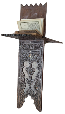 1800 OSMANLI TEK PARCA MASİF USTA İŞİ TAMAMEN TEK PARCA AGACDAN  EL İLE OYULARAK YAPILMIŞ  ÜZERİ AYETLERLE BEZELİ TEKKE İŞİ RAHLE 