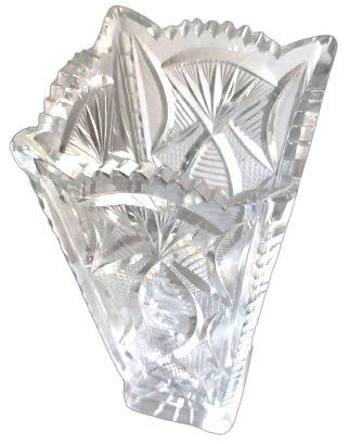 PİRAMİT FORMDA DÖRT KÖŞE KRISTAL CAM EL KESME VAZO AŞADAN YUKARIYA DOGRU  GENİŞLEYEN KARE FORMDA