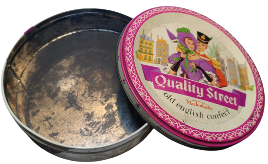 1950 MACKINTOSH'S QUALITY STREET CHOCOLATES & TOFFEES KAPAKLI TENEKE CUKULATA KUTUSU İNGİLTERE SOKAK CUKALATASI