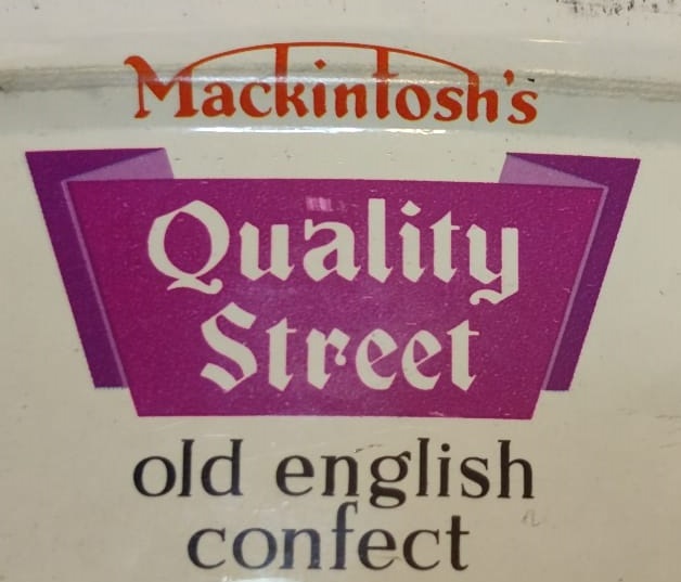 1950 MACKINTOSH'S QUALITY STREET CHOCOLATES & TOFFEES KAPAKLI TENEKE CUKULATA KUTUSU İNGİLTERE SOKAK CUKALATASI