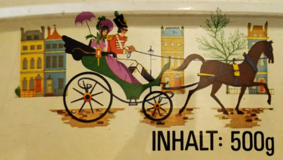 1950 MACKINTOSH'S QUALITY STREET CHOCOLATES & TOFFEES KAPAKLI TENEKE CUKULATA KUTUSU İNGİLTERE SOKAK CUKALATASI