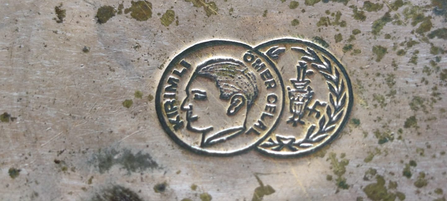 KIRIMLI ÖMER CELAL USTA CİFT YUVARLAK RESİMLİ  DAMGALI SEMAVER DAMLAMA TASI PİRİNC ÜZERİ NİKEL KAPLAMA