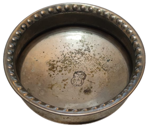 KIRIMLI ÖMER CELAL USTA CİFT YUVARLAK RESİMLİ  DAMGALI SEMAVER DAMLAMA TASI PİRİNC ÜZERİ NİKEL KAPLAMA