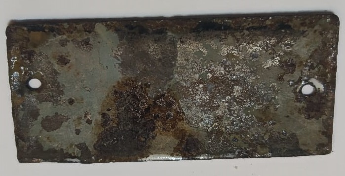 ESKİ EMAYE ELEKTİRİK ABONELİK NUMARASI BİNA KAPISINA CAKILARAK KULLANILAN DİKDÖRTGEN FORMDA BEYAZ ZEMİN ÜZERİNE SİYAH YAZILMIŞ