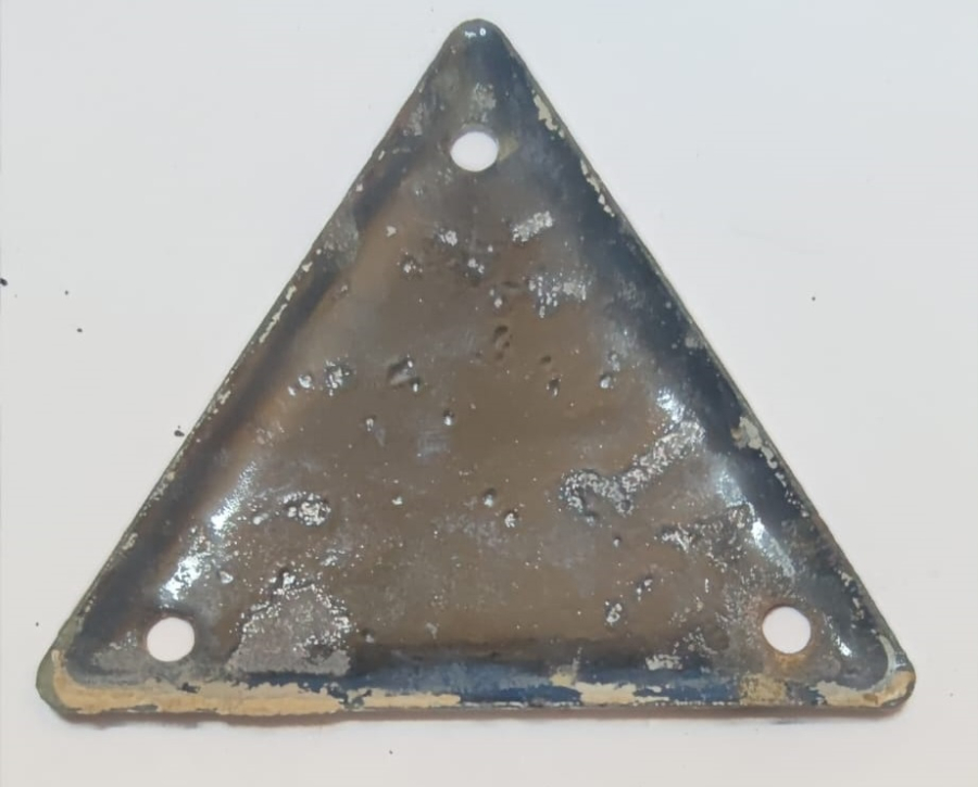 ESKİ EMAYE SU ABONELİK NUMARASI BİNA KAPISINA CAKILARAK KULLANILAN ÜCGEN FORMDA BEYAZ ZEMİN ÜZERİNE SİYAH YAZILMIŞ