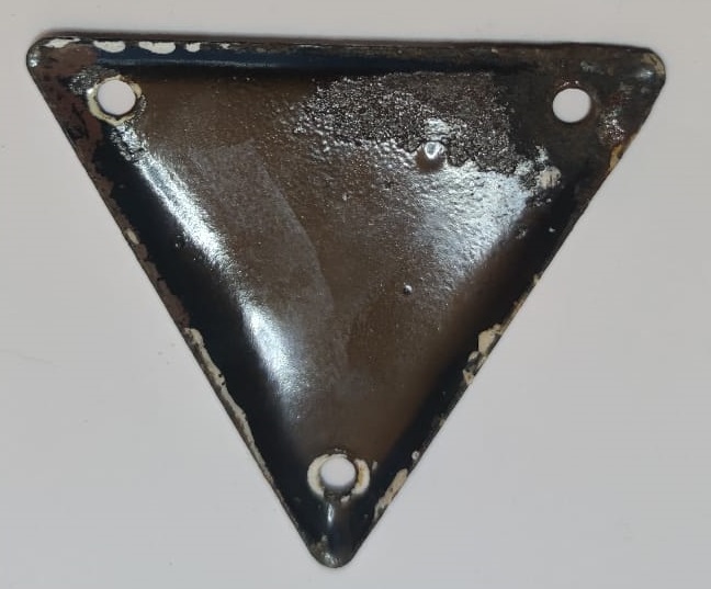 ESKİ EMAYE SU ABONELİK NUMARASI BİNA KAPISINA CAKILARAK KULLANILAN ÜCGEN FORMDA BEYAZ ZEMİN ÜZERİNE SİYAH YAZILMIŞ