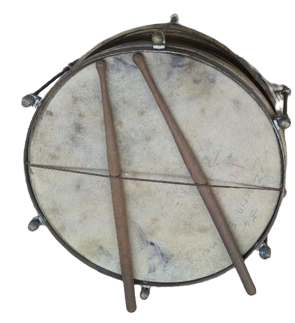 1960 OKULLARDA MERASİMLERDE KULLANILAN PİRİNC KASNAK DERİ GERDİRME AYARLANABİLİR SES KALİTELİ TRAMPET 2 ADET BAGET CUBUGU MEVCUTTUR