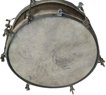 1960 OKULLARDA MERASİMLERDE KULLANILAN PİRİNC KASNAK DERİ GERDİRME AYARLANABİLİR SES KALİTELİ TRAMPET 2 ADET BAGET CUBUGU MEVCUTTUR