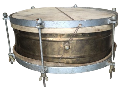 1960 OKULLARDA MERASİMLERDE KULLANILAN PİRİNC KASNAK DERİ GERDİRME AYARLANABİLİR SES KALİTELİ TRAMPET 2 ADET BAGET CUBUGU MEVCUTTUR