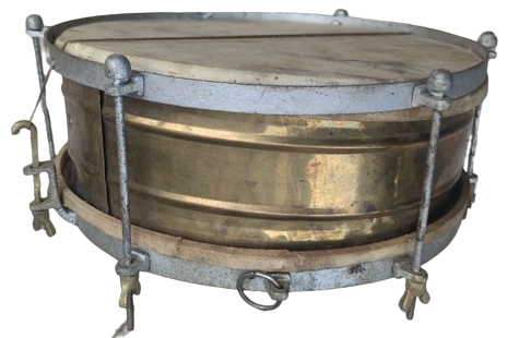 1960 OKULLARDA MERASİMLERDE KULLANILAN PİRİNC KASNAK DERİ GERDİRME AYARLANABİLİR SES KALİTELİ TRAMPET 2 ADET BAGET CUBUGU MEVCUTTUR