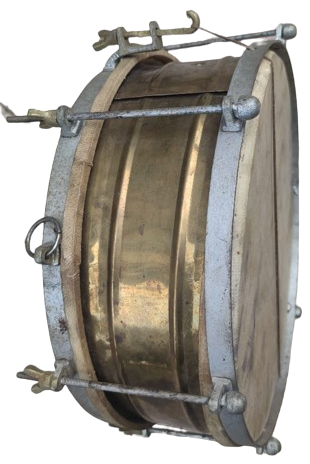 1960 OKULLARDA MERASİMLERDE KULLANILAN PİRİNC KASNAK DERİ GERDİRME AYARLANABİLİR SES KALİTELİ TRAMPET 2 ADET BAGET CUBUGU MEVCUTTUR