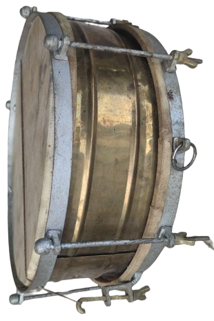 1960 OKULLARDA MERASİMLERDE KULLANILAN PİRİNC KASNAK DERİ GERDİRME AYARLANABİLİR SES KALİTELİ TRAMPET 2 ADET BAGET CUBUGU MEVCUTTUR