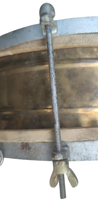 1960 OKULLARDA MERASİMLERDE KULLANILAN PİRİNC KASNAK DERİ GERDİRME AYARLANABİLİR SES KALİTELİ TRAMPET 2 ADET BAGET CUBUGU MEVCUTTUR