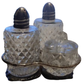 CINAR YAPRAGI FORMUDA GÜMÜŞ KAPLAMA ÜZERİNDE 3 PARCA KIRISTAL TUZLUK BİBERLİK SOSLUKDAN OLUSAN MASA SERVİS TAKIMI