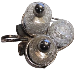 CINAR YAPRAGI FORMUDA GÜMÜŞ KAPLAMA ÜZERİNDE 3 PARCA KIRISTAL TUZLUK BİBERLİK SOSLUKDAN OLUSAN MASA SERVİS TAKIMI