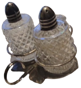 CINAR YAPRAGI FORMUDA GÜMÜŞ KAPLAMA ÜZERİNDE 3 PARCA KIRISTAL TUZLUK BİBERLİK SOSLUKDAN OLUSAN MASA SERVİS TAKIMI