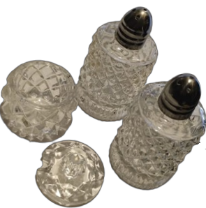 CINAR YAPRAGI FORMUDA GÜMÜŞ KAPLAMA ÜZERİNDE 3 PARCA KIRISTAL TUZLUK BİBERLİK SOSLUKDAN OLUSAN MASA SERVİS TAKIMI