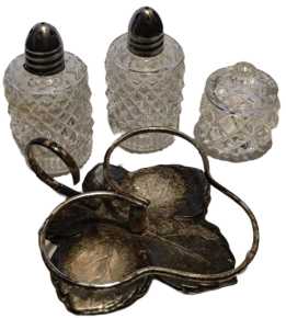 CINAR YAPRAGI FORMUDA GÜMÜŞ KAPLAMA ÜZERİNDE 3 PARCA KIRISTAL TUZLUK BİBERLİK SOSLUKDAN OLUSAN MASA SERVİS TAKIMI