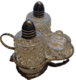 CINAR YAPRAGI FORMUDA GÜMÜŞ KAPLAMA ÜZERİNDE 3 PARCA KIRISTAL TUZLUK BİBERLİK SOSLUKDAN OLUSAN MASA SERVİS TAKIMI