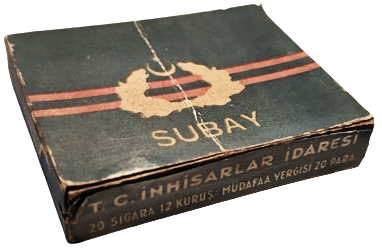 1940 SUBAY SIGARASI İÇERSİ DOLU MAVİ CELENKLİ KARTON KUTUSUNDA TC İNHİSARLAR İDARESİ  20 SIGARA ÜZERLERİNDE ALTIN YALDIZ  HİLAL VE YILDIZ VE  SUBAY YAZMAKTADIR