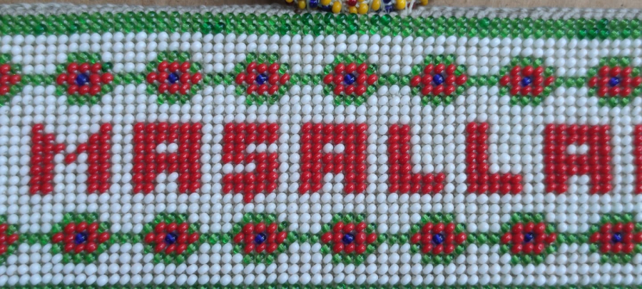 1960 HAPİSHANE BONCUK EL İŞİ MAŞALLAH YAZAN  NAZARLIK GÖZ BONCUK DİKDÖRTGEN FORMA ASKILI  CİFT TARAFLIDIR SİYAH BEYAZ KIRMIZI OPAL CAM BONCUKDAN 