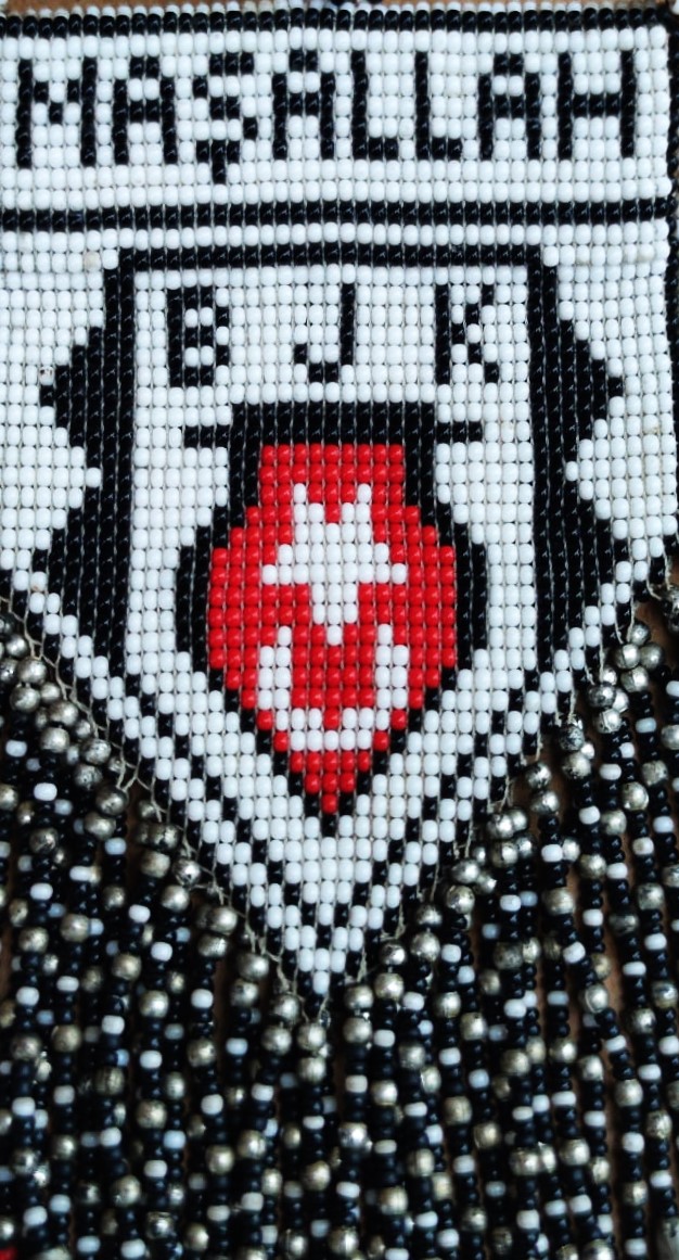 1960 HAPİSHANE BONCUK İŞİ MAŞALLAH  BJK VE TURK BAYRAKLI  CİFT SALLANAN KUŞ EL YAPIMI BONCUK CİFT TARAFLIDIR SİYAH BEYAZ BONCUKDAN BEŞİKTAŞ ARMALI