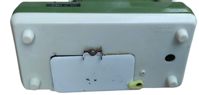 ZİG ZAG SEWİNG  MACHINE MİNİ SEV MİNATURE OYUNCAK PİLLİ DİKİŞ MAKİNASI YEŞİL BEYAZ RENKDE ZİGZAK PİLLE CALIŞAN JAPON MALI OYUNCAK 