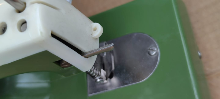 ZİG ZAG SEWİNG  MACHINE MİNİ SEV MİNATURE OYUNCAK PİLLİ DİKİŞ MAKİNASI YEŞİL BEYAZ RENKDE ZİGZAK PİLLE CALIŞAN JAPON MALI OYUNCAK 