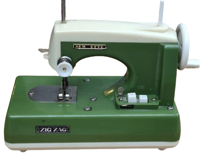 ZİG ZAG SEWİNG  MACHINE MİNİ SEV MİNATURE OYUNCAK PİLLİ DİKİŞ MAKİNASI YEŞİL BEYAZ RENKDE ZİGZAK PİLLE CALIŞAN JAPON MALI OYUNCAK 