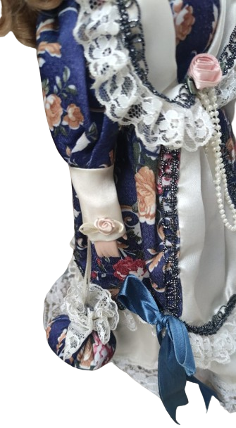 ELİ YÜZÜ PORSELEN VE EL BOYAMA YAPIMI EL DİKİM LACİVERT BEYAZ TONLARDA KUMAŞ ELBİSELİ ELİNDE CANTASI YÖRESEL SARI SACLI OYUNCAK KIZ COCUK BEBEK