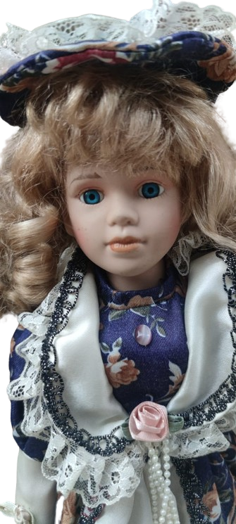 ELİ YÜZÜ PORSELEN VE EL BOYAMA YAPIMI EL DİKİM LACİVERT BEYAZ TONLARDA KUMAŞ ELBİSELİ ELİNDE CANTASI YÖRESEL SARI SACLI OYUNCAK KIZ COCUK BEBEK