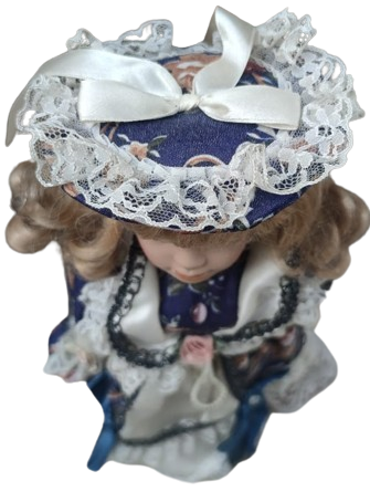 ELİ YÜZÜ PORSELEN VE EL BOYAMA YAPIMI EL DİKİM LACİVERT BEYAZ TONLARDA KUMAŞ ELBİSELİ ELİNDE CANTASI YÖRESEL SARI SACLI OYUNCAK KIZ COCUK BEBEK