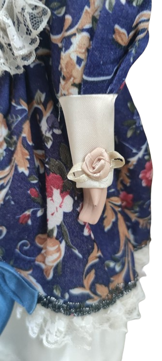 ELİ YÜZÜ PORSELEN VE EL BOYAMA YAPIMI EL DİKİM LACİVERT BEYAZ TONLARDA KUMAŞ ELBİSELİ ELİNDE CANTASI YÖRESEL SARI SACLI OYUNCAK KIZ COCUK BEBEK