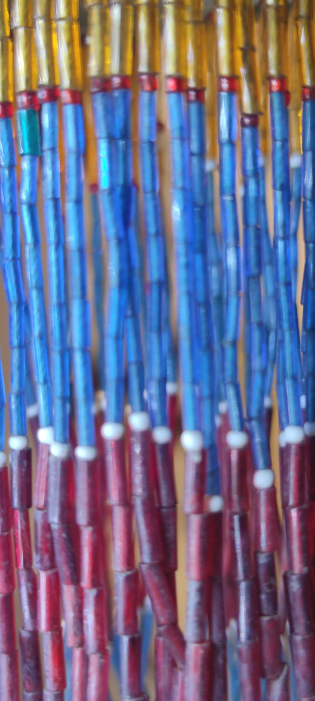 HAPİSHANE İŞİ YUVARLAK FORMDA ASILARAK  SALLANAN BİSMİLLAHİRRAHMANİRRAHİM SACAKLI EL YAPIM  RENKLİ BONCUKLARLA YAPILMIŞ SACAKLI NAZARLIK 