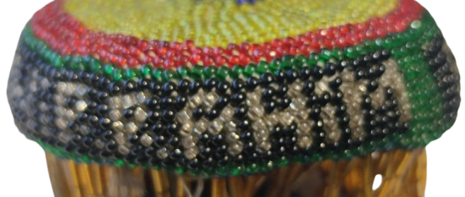 HAPİSHANE İŞİ YUVARLAK FORMDA ASILARAK  SALLANAN BİSMİLLAHİRRAHMANİRRAHİM SACAKLI EL YAPIM  RENKLİ BONCUKLARLA YAPILMIŞ SACAKLI NAZARLIK 