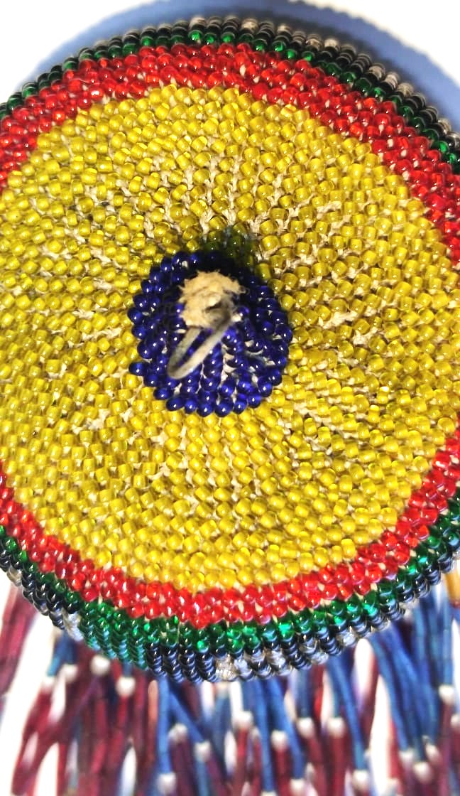 HAPİSHANE İŞİ YUVARLAK FORMDA ASILARAK  SALLANAN BİSMİLLAHİRRAHMANİRRAHİM SACAKLI EL YAPIM  RENKLİ BONCUKLARLA YAPILMIŞ SACAKLI NAZARLIK 