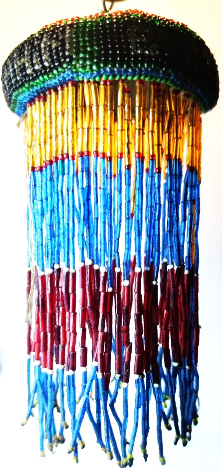 HAPİSHANE İŞİ YUVARLAK FORMDA ASILARAK  SALLANAN BİSMİLLAHİRRAHMANİRRAHİM SACAKLI EL YAPIM  RENKLİ BONCUKLARLA YAPILMIŞ SACAKLI NAZARLIK 