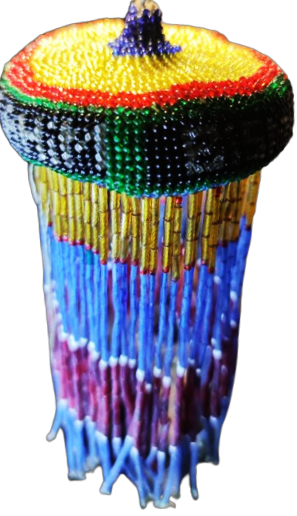 HAPİSHANE İŞİ YUVARLAK FORMDA ASILARAK  SALLANAN BİSMİLLAHİRRAHMANİRRAHİM SACAKLI EL YAPIM  RENKLİ BONCUKLARLA YAPILMIŞ SACAKLI NAZARLIK 