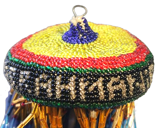 HAPİSHANE İŞİ YUVARLAK FORMDA ASILARAK  SALLANAN BİSMİLLAHİRRAHMANİRRAHİM SACAKLI EL YAPIM  RENKLİ BONCUKLARLA YAPILMIŞ SACAKLI NAZARLIK 